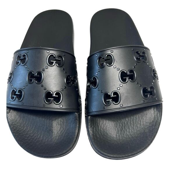 Gucci Shoes - Gucci Pursuit Interlocking GG Logo Rubber Slide Sandals in black. Size 6